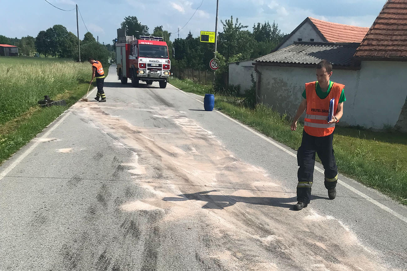 Technický zásah 3.6.2018 k dopravní nehodě Velechvín