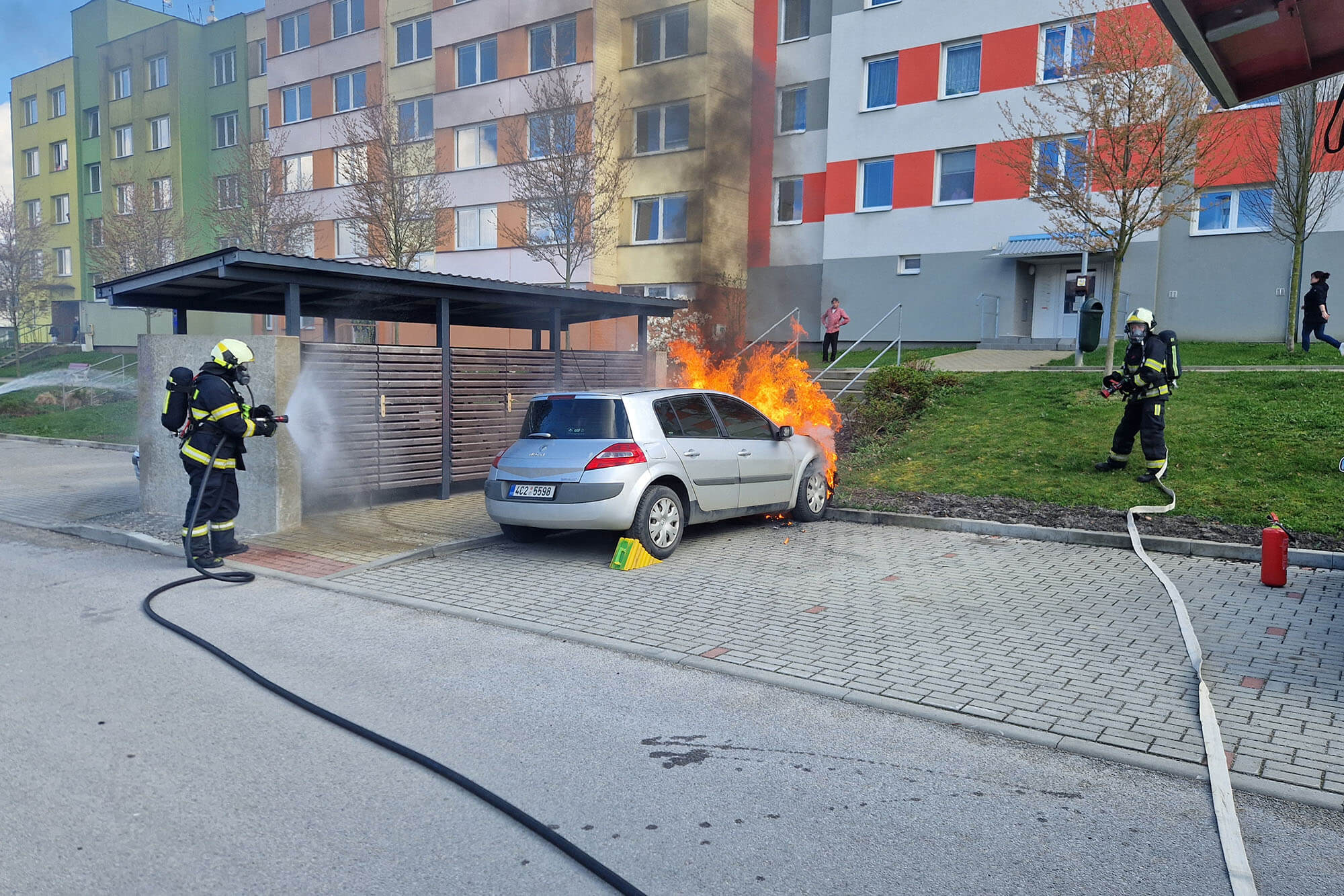 Požár osobního vozu Renault v Lišově