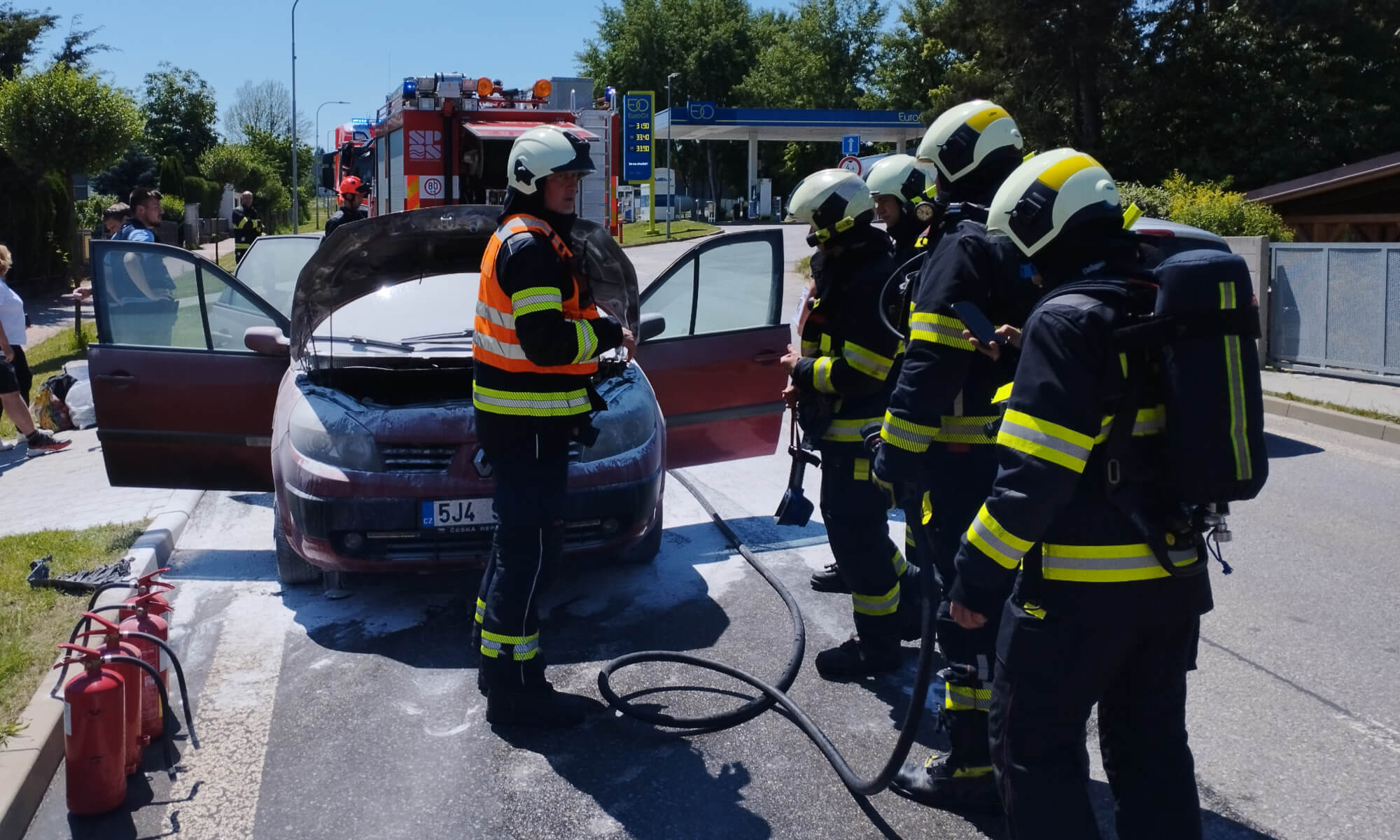 Požár auta u benzinky v Lišově
